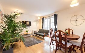 Elegant 2 Bedroom City Centre Apartment - Free Parking - Private Balcony