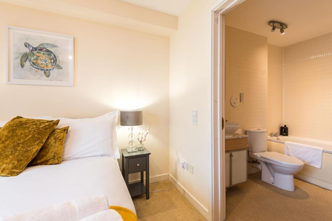 Elegant 2 Bedroom City Centre Apartment - Free Parking - Private Balcony Edinburgh Exterior photo